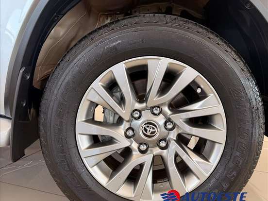 TOYOTA-HILUX-2.8 D-4D TURBO DIESEL CD SRX PLUS 4X4 AUTOMÁTICO TOYOTA-HILUX-2023