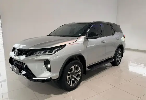 TOYOTA HILUX SW4 2.8 D-4D TURBO DIESEL DIAMOND 7L 4X4 AUTOMÁTICO