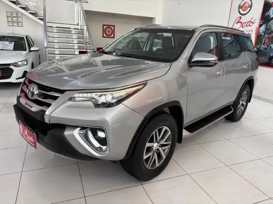 TOYOTA-HILUX SW4-2.8 SRX 4X4 7 LUGARES 16V TURBO INTERCOOLER DIESEL 4P AUTOMÁTICO TOYOTA-HILUX SW4-2017