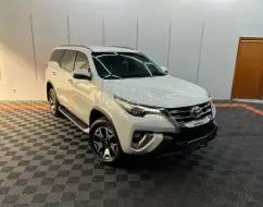 TOYOTA HILUX SW4 2.8 SRX DIAMOND 4X4 7 LUGARES 16V TURBO INTERCOOLER DIESEL 4P AUTOMÁTICO TOYOTA HILUX SW4 2.8 SRX DIAMOND 4X4 7 LUGARES 16V TURBO INTERCOOLER DIESEL 4P AUTOMÁTICO