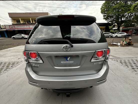 TOYOTA-HILUX SW4-2015