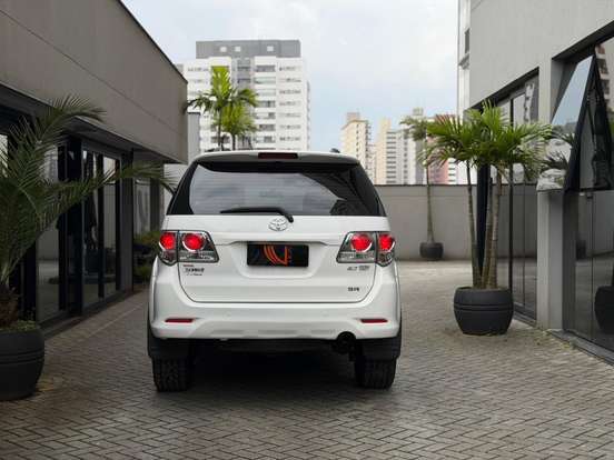 TOYOTA-HILUX SW4-2015