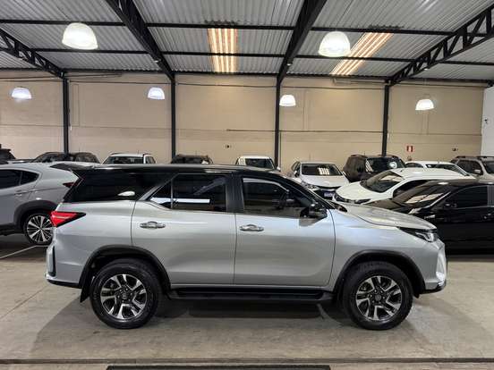 TOYOTA-HILUX SW4-2023
