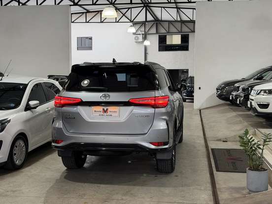 TOYOTA-HILUX SW4-2023