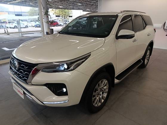 TOYOTA HILUX SW4 2.8 D-4D TURBO DIESEL SRX 4X4 AUTOMÁTICO