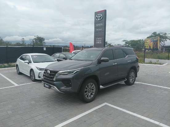 TOYOTA-HILUX SW4-2.8 D-4D TURBO DIESEL SRX 7L 4X4 AUTOMÁTICO TOYOTA-HILUX SW4-2023