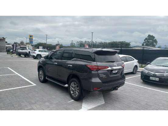 TOYOTA-HILUX SW4-2.8 D-4D TURBO DIESEL SRX 7L 4X4 AUTOMÁTICO TOYOTA-HILUX SW4-2023