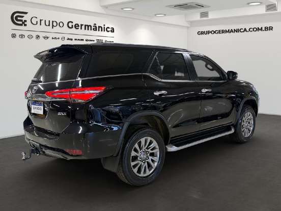 TOYOTA-HILUX SW4-2.8 D-4D TURBO DIESEL SRX 7L 4X4 AUTOMÁTICO TOYOTA-HILUX SW4-2023