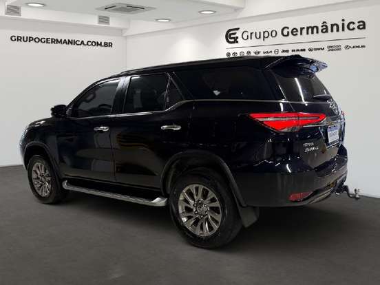 TOYOTA-HILUX SW4-2023
