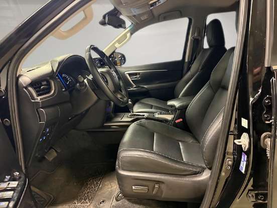 TOYOTA-HILUX SW4-2023