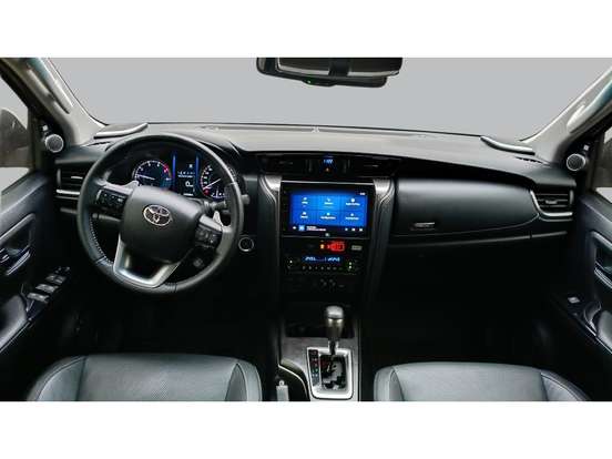 TOYOTA-HILUX SW4-2024