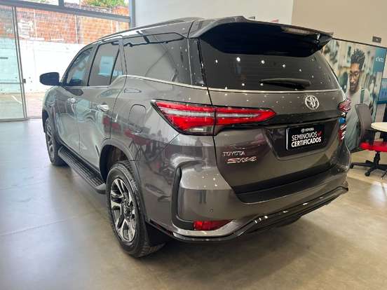 TOYOTA-HILUX SW4-2024