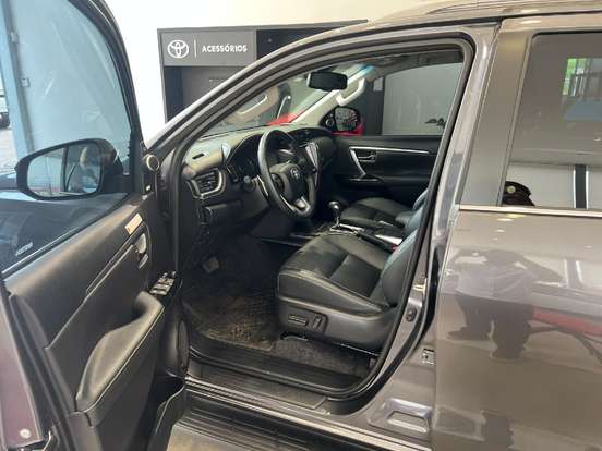TOYOTA-HILUX SW4-2024
