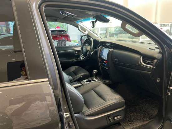 TOYOTA-HILUX SW4-2024