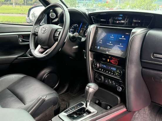 TOYOTA-HILUX SW4-2024