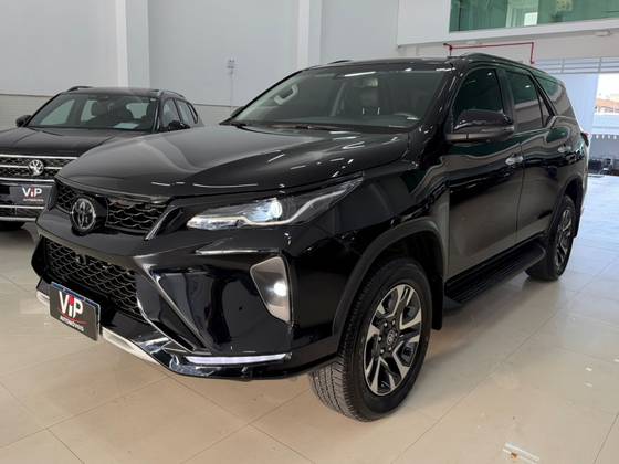 TOYOTA HILUX SW4 2.8 D-4D TURBO DIESEL SRX PLATINUM 7L 4X4 AUTOMÁTICO