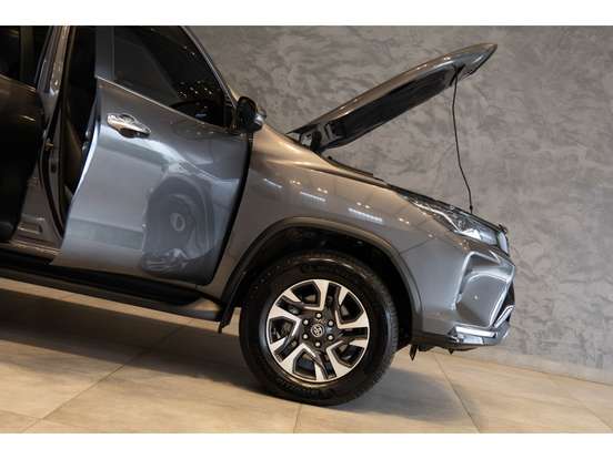 TOYOTA-HILUX SW4-2024