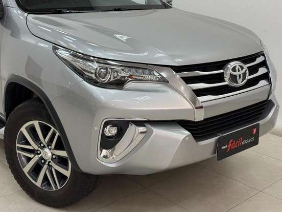TOYOTA-HILUX SW4-2.8 SR 4X4 16V TURBO INTERCOOLER DIESEL 4P AUTOMÁTICO TOYOTA-HILUX SW4-2019