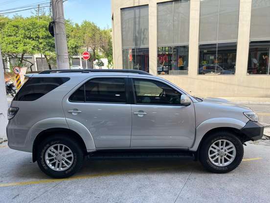 TOYOTA-HILUX SW4-2013