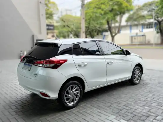 TOYOTA-YARIS-2022