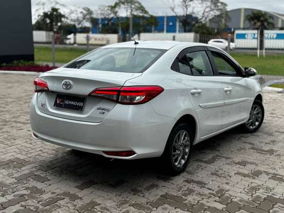 TOYOTA-YARIS-2023