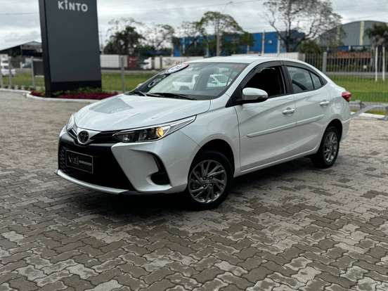 TOYOTA-YARIS-2023