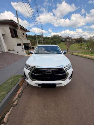 TOYOTA HILUX 2.8 D-4D TURBO DIESEL CD SRX 4X4 AUTOMÁTICO