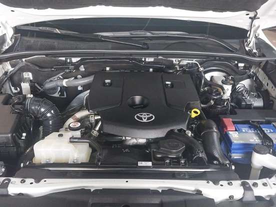 TOYOTA-HILUX-2.8 D-4D TURBO DIESEL CD SRX 4X4 AUTOMÁTICO TOYOTA-HILUX-2024