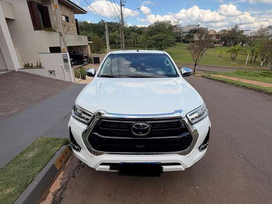 TOYOTA-HILUX-2.8 D-4D TURBO DIESEL CD SRX 4X4 AUTOMÁTICO TOYOTA-HILUX-2025