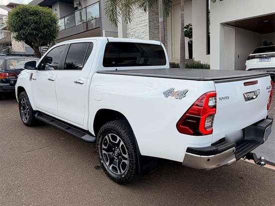 TOYOTA-HILUX-2.8 D-4D TURBO DIESEL CD SRX 4X4 AUTOMÁTICO TOYOTA-HILUX-2025