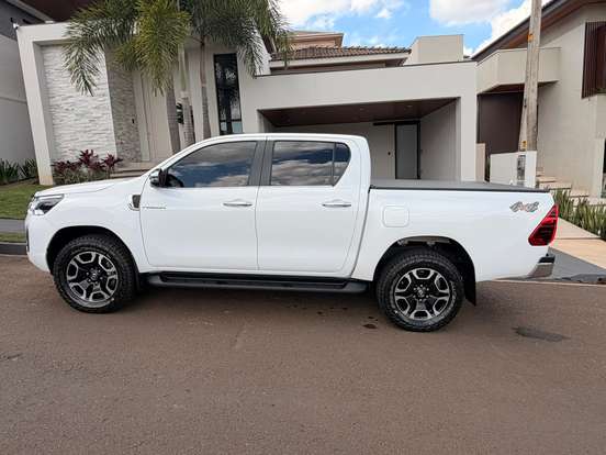 TOYOTA-HILUX-2025