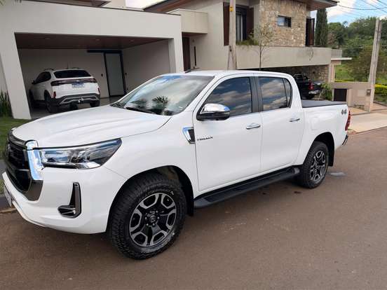 TOYOTA-HILUX-2.8 D-4D TURBO DIESEL CD SRX 4X4 AUTOMÁTICO TOYOTA-HILUX-2025