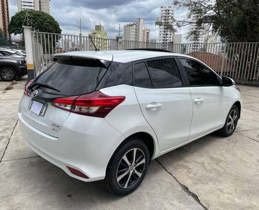 TOYOTA-YARIS-2021