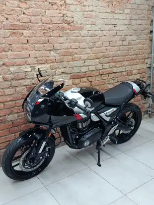 TRIUMPH-THRUXTON 400-2026