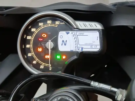 TRIUMPH-THRUXTON 400-2026