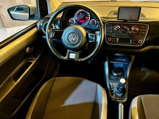 VOLKSWAGEN-CROSS UP-2015