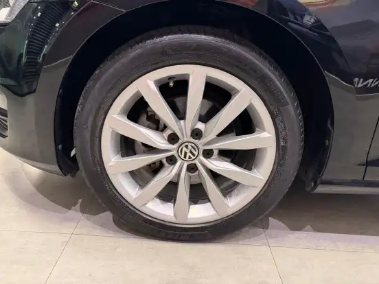 VOLKSWAGEN-GOLF-2014