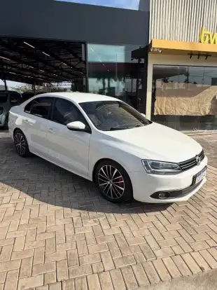 VOLKSWAGEN-JETTA-2012
