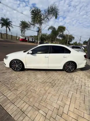 VOLKSWAGEN-JETTA-2012
