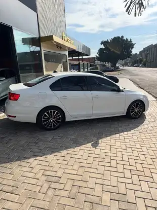 VOLKSWAGEN-JETTA-2012