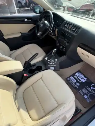 VOLKSWAGEN-JETTA-2012