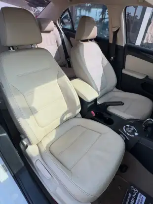 VOLKSWAGEN-JETTA-2012