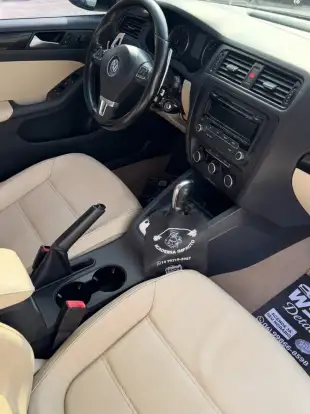 VOLKSWAGEN-JETTA-2012