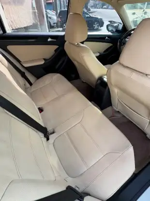 VOLKSWAGEN-JETTA-2012