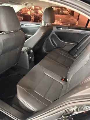 VOLKSWAGEN-JETTA-2011