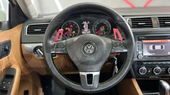 VOLKSWAGEN-JETTA-2013