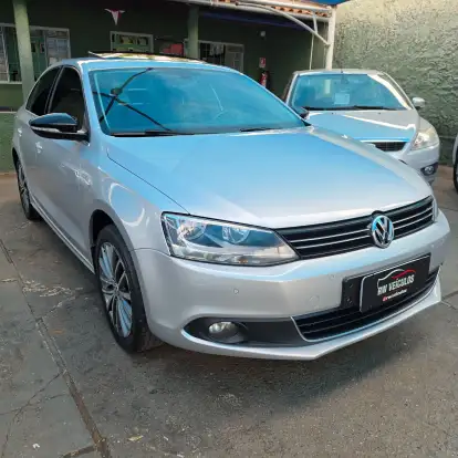 VOLKSWAGEN-JETTA-2013
