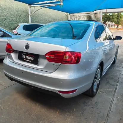VOLKSWAGEN-JETTA-2013