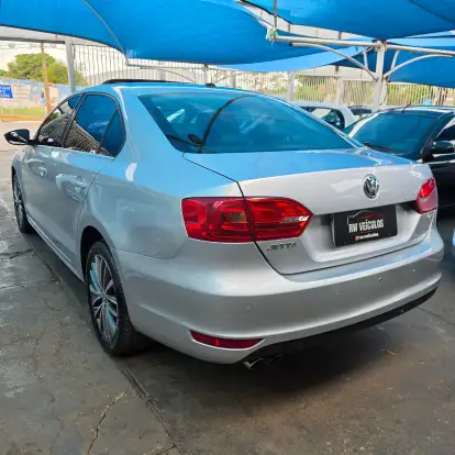 VOLKSWAGEN-JETTA-2013