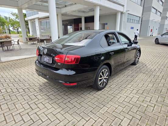 VOLKSWAGEN-JETTA-2.0 COMFORTLINE FLEX 4P MANUAL VOLKSWAGEN-JETTA-2014
